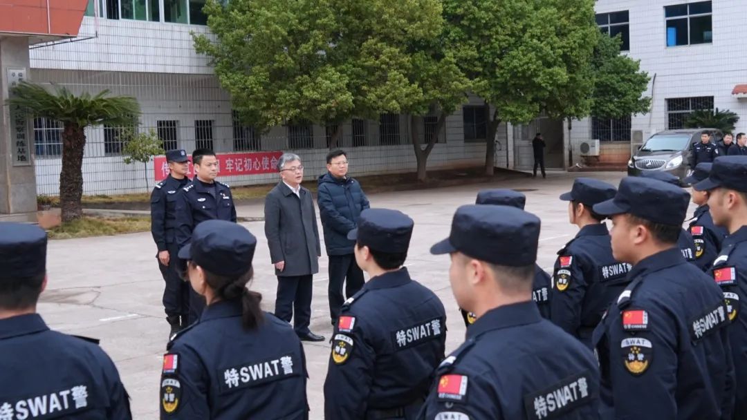 刘志怀春节前走访慰问一线公安干警